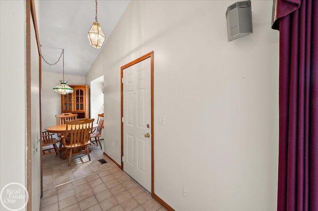 34384 Manor Run Circle, Sterling Heights, MI 48312
