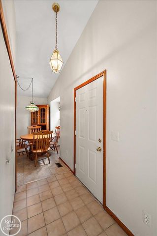 34384 Manor Run Circle, Sterling Heights, MI 48312