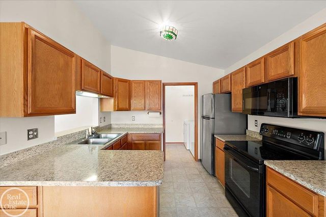 34384 Manor Run Circle, Sterling Heights, MI 48312