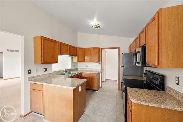 34384 Manor Run Circle, Sterling Heights, MI 48312