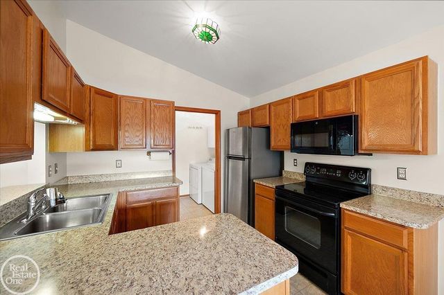 34384 Manor Run Circle, Sterling Heights, MI 48312