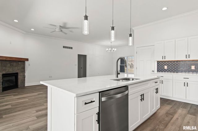 72 Moonlight Court, Chatham, IL 62629