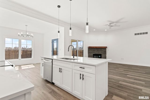 72 Moonlight Court, Chatham, IL 62629