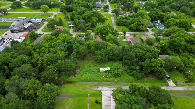 6702 Lewis Rd, Hitchcock, TX 77563
