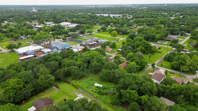 6702 Lewis Rd, Hitchcock, TX 77563