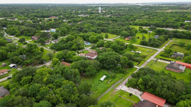 6702 Lewis Rd, Hitchcock, TX 77563