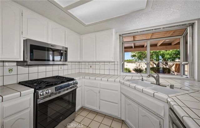 10658 9th Avenue, Hesperia, CA 92345