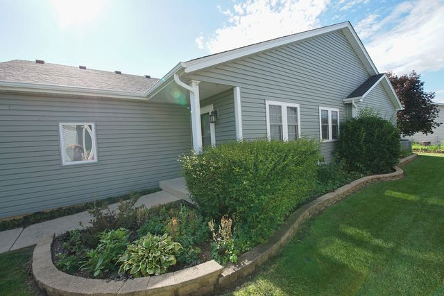 49 S Walnut Drive, North Aurora, IL 60542