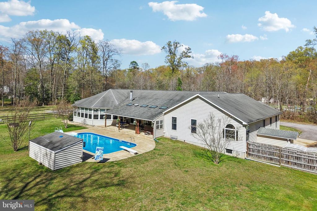 Image 13 of property listing at 54 DAYTON DR, Pasadena, MD 21122