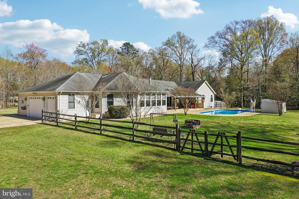 Image 15 of property listing at 54 DAYTON DR, Pasadena, MD 21122