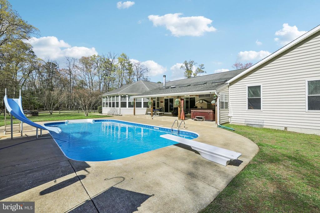 Image 16 of property listing at 54 DAYTON DR, Pasadena, MD 21122