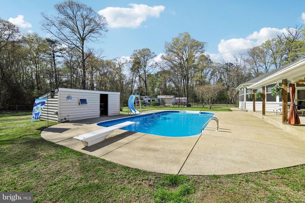 Image 17 of property listing at 54 DAYTON DR, Pasadena, MD 21122