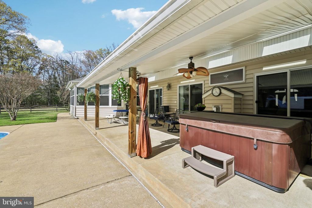 Image 18 of property listing at 54 DAYTON DR, Pasadena, MD 21122