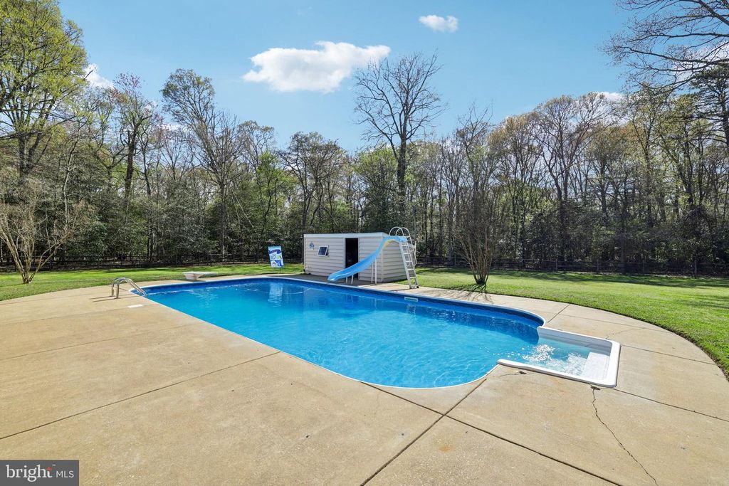 Image 19 of property listing at 54 DAYTON DR, Pasadena, MD 21122