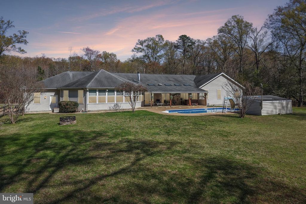 Image 2 of property listing at 54 DAYTON DR, Pasadena, MD 21122