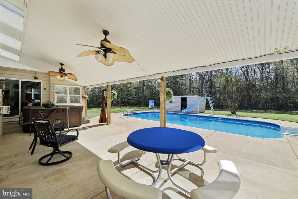 Image 20 of property listing at 54 DAYTON DR, Pasadena, MD 21122