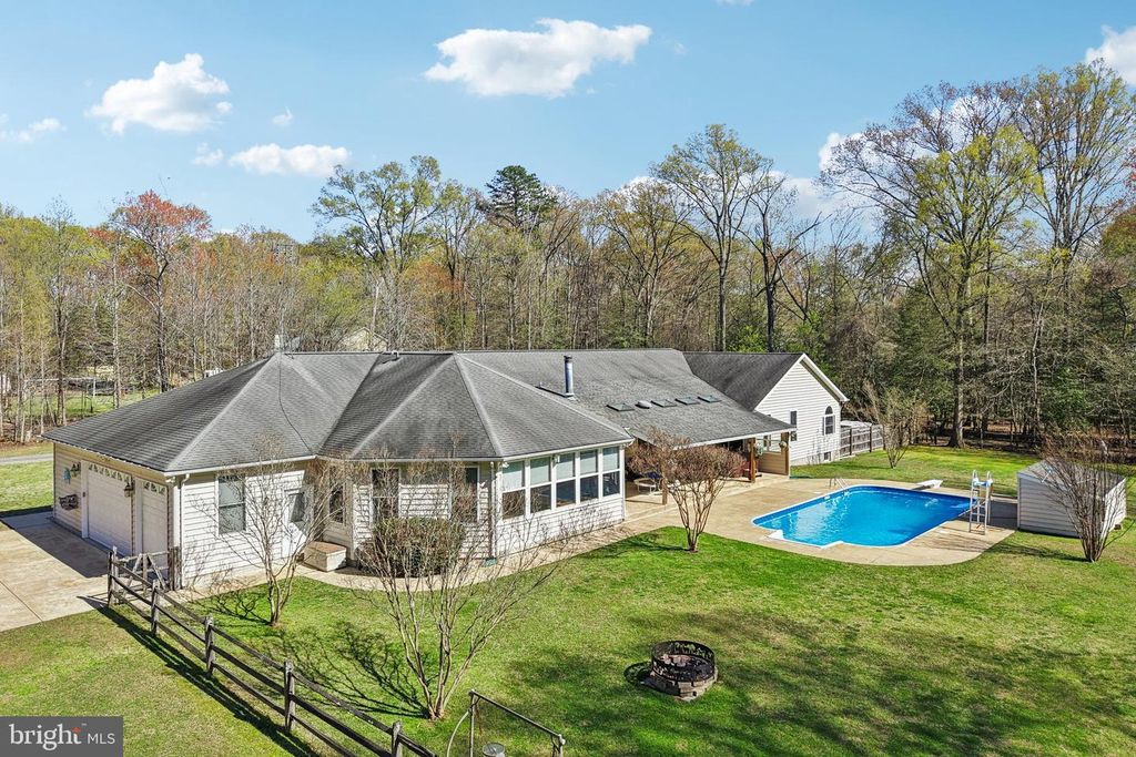 Image 24 of property listing at 54 DAYTON DR, Pasadena, MD 21122