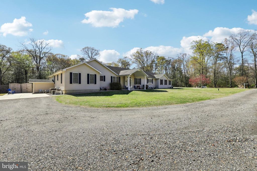 Image 4 of property listing at 54 DAYTON DR, Pasadena, MD 21122