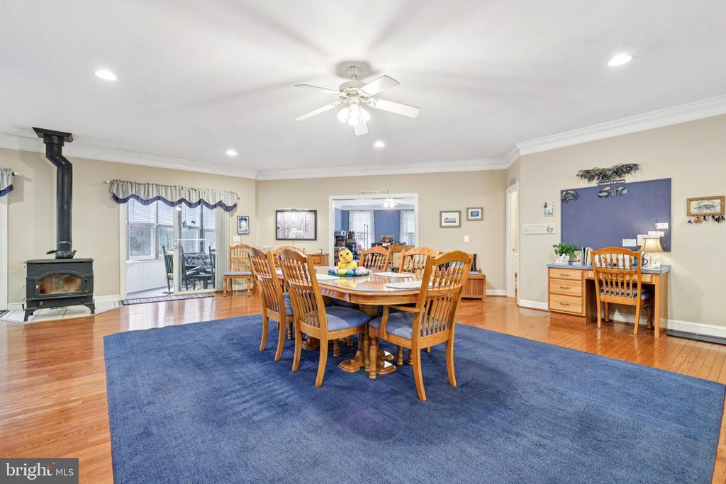 Image 48 of property listing at 54 DAYTON DR, Pasadena, MD 21122