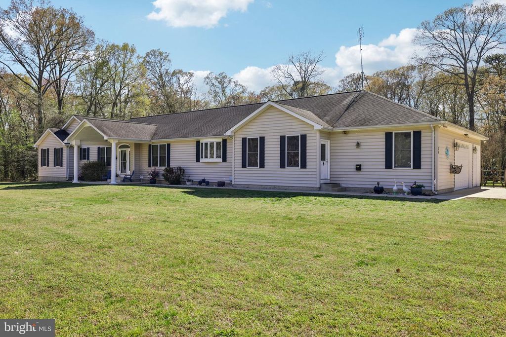 Image 5 of property listing at 54 DAYTON DR, Pasadena, MD 21122