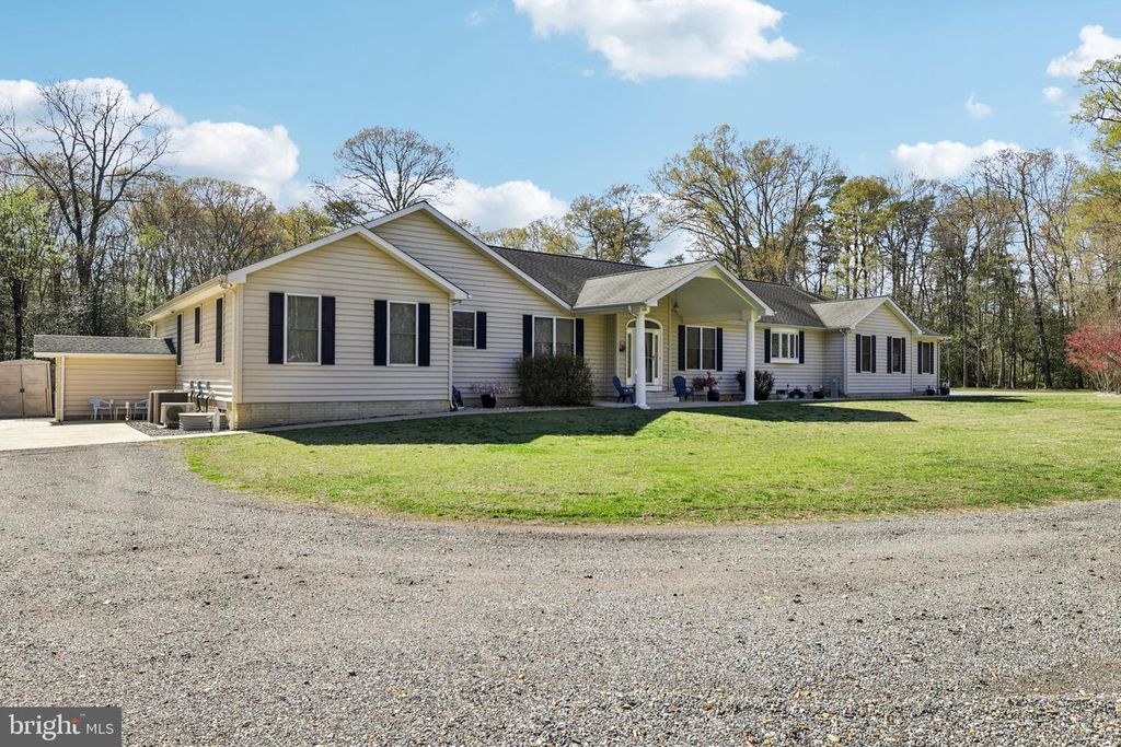 Image 6 of property listing at 54 DAYTON DR, Pasadena, MD 21122