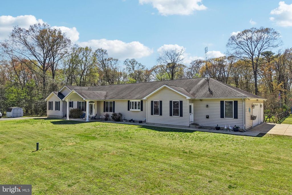 Image 8 of property listing at 54 DAYTON DR, Pasadena, MD 21122