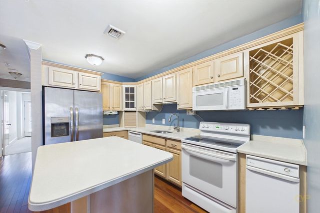 15 Park Ave 211, Hull, MA 02045