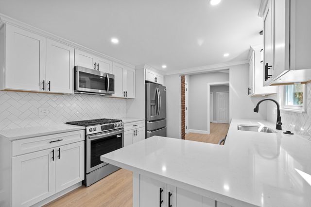 9 Walden Pond Ave, Saugus, MA 01906