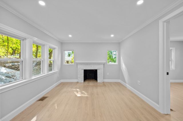 9 Walden Pond Ave, Saugus, MA 01906