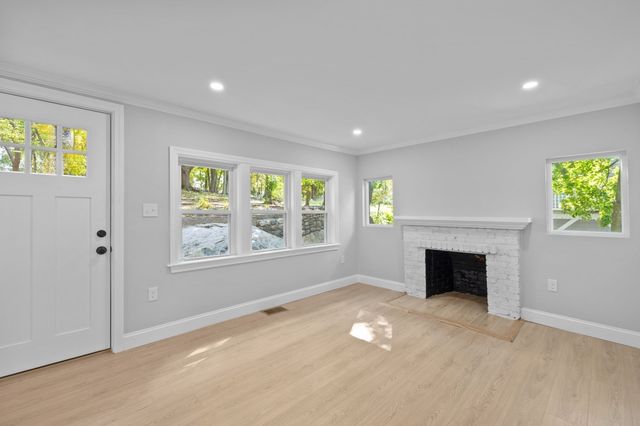9 Walden Pond Ave, Saugus, MA 01906