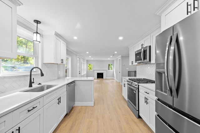 9 Walden Pond Ave, Saugus, MA 01906