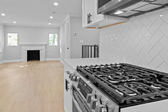 9 Walden Pond Ave, Saugus, MA 01906