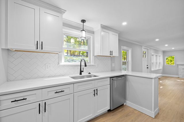 9 Walden Pond Ave, Saugus, MA 01906