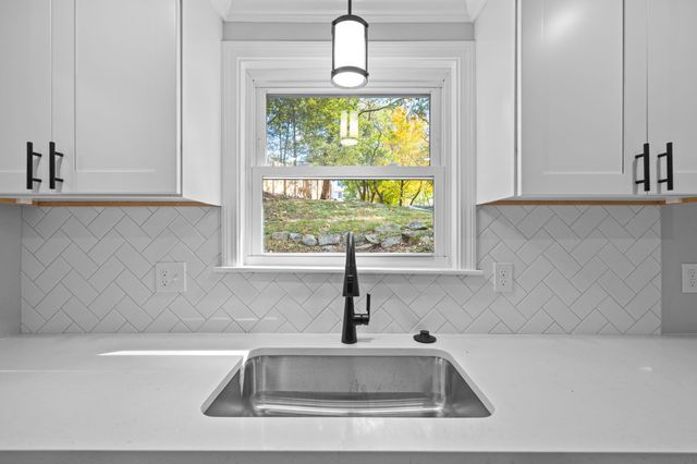 9 Walden Pond Ave, Saugus, MA 01906