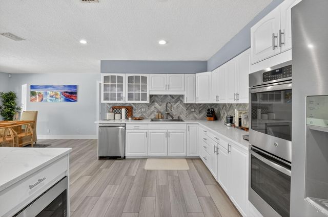 6701 Hillside Lane, Lake Worth, FL 33462