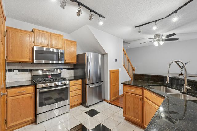 8372 Copperfield Way 113, Inver Grove Heights, MN 55076