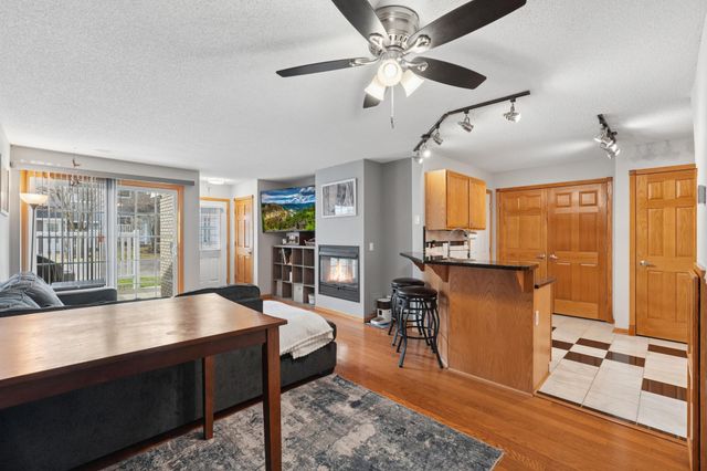 8372 Copperfield Way 113, Inver Grove Heights, MN 55076