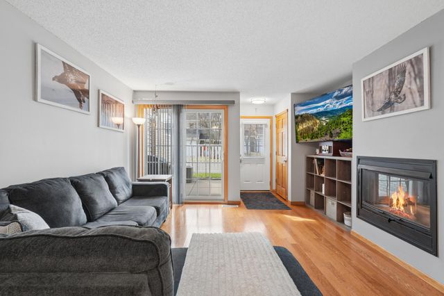 8372 Copperfield Way 113, Inver Grove Heights, MN 55076