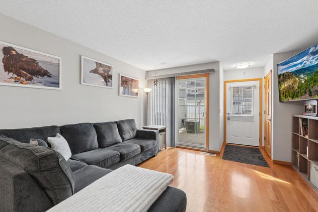 8372 Copperfield Way 113, Inver Grove Heights, MN 55076