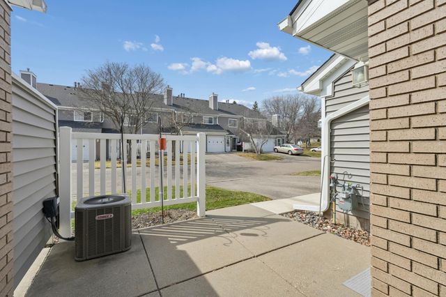 8372 Copperfield Way 113, Inver Grove Heights, MN 55076