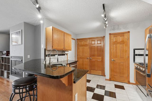 8372 Copperfield Way 113, Inver Grove Heights, MN 55076