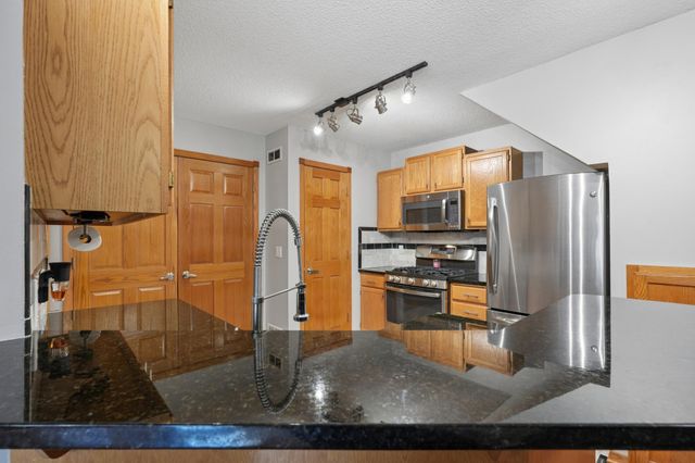 8372 Copperfield Way 113, Inver Grove Heights, MN 55076