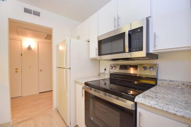 320 N Civic Dr 404, Walnut Creek, CA 94596