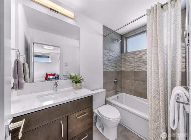 4218 Linden Avenue N, Seattle, WA 98103