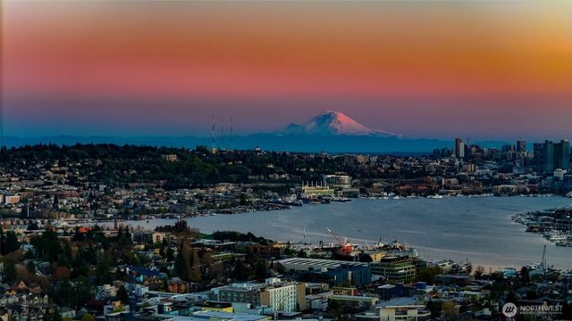 4218 Linden Avenue N, Seattle, WA 98103