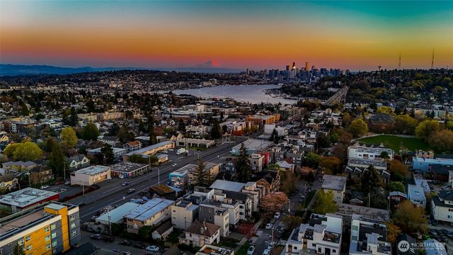 4218 Linden Avenue N, Seattle, WA 98103