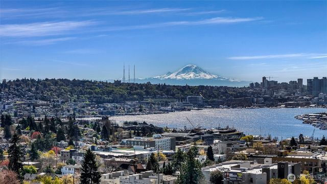 4218 Linden Avenue N, Seattle, WA 98103