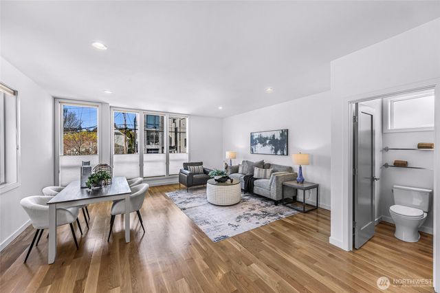 4218 Linden Avenue N, Seattle, WA 98103