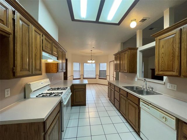 621 Gyrfalcon Drive, Norman, OK 73072