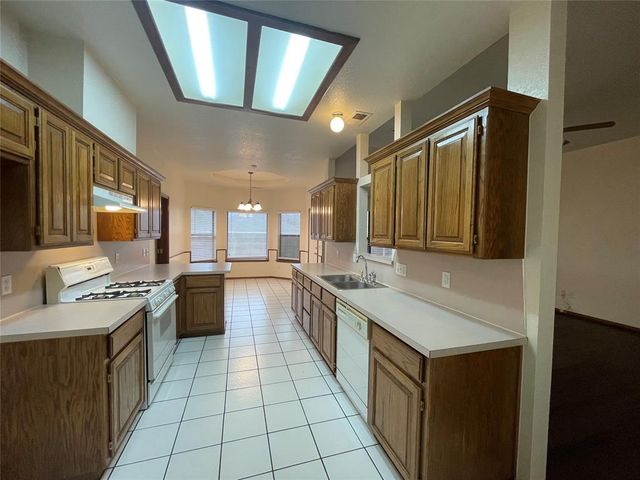 621 Gyrfalcon Drive, Norman, OK 73072